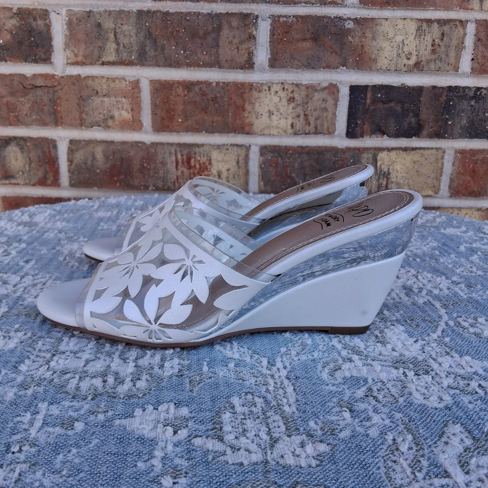 Impo Memory Foam Floral Cutout Wedge Sandals SZ 6M Chic Classic Comfort Slides
